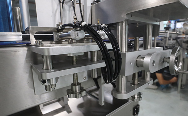 緩存打印貼標機,貼標機設(shè)備,轉(zhuǎn)角貼標機