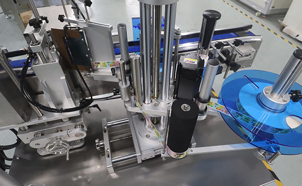 圓瓶貼標(biāo)機,貼標(biāo)機設(shè)備,全自動貼標(biāo)機