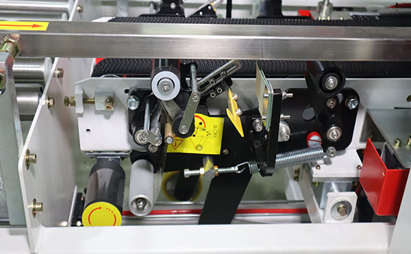 膠帶紙箱封箱機,封箱機,封箱包裝機生產(chǎn)廠家