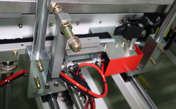 紙箱封箱機(jī),封箱機(jī),封箱包裝機(jī)生產(chǎn)廠家