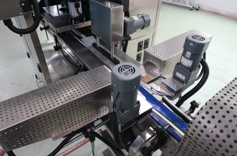 飲料瓶套標(biāo)機(jī),佼佼者套標(biāo)機(jī),全自動(dòng)套標(biāo)機(jī)