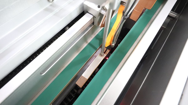 電線對(duì)折貼標(biāo)機(jī),貼標(biāo)機(jī)設(shè)備,貼標(biāo)機(jī)廠家,佼佼者自動(dòng)化