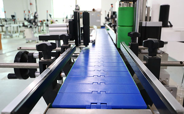 全自動圓瓶貼標(biāo)機(jī),圓瓶貼標(biāo)設(shè)備,佼佼者貼標(biāo)機(jī)生產(chǎn)廠家