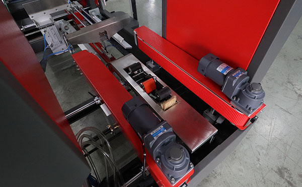 一字型自動封箱機,自動封箱設(shè)備,包裝機生產(chǎn)廠家,佼佼者自動化