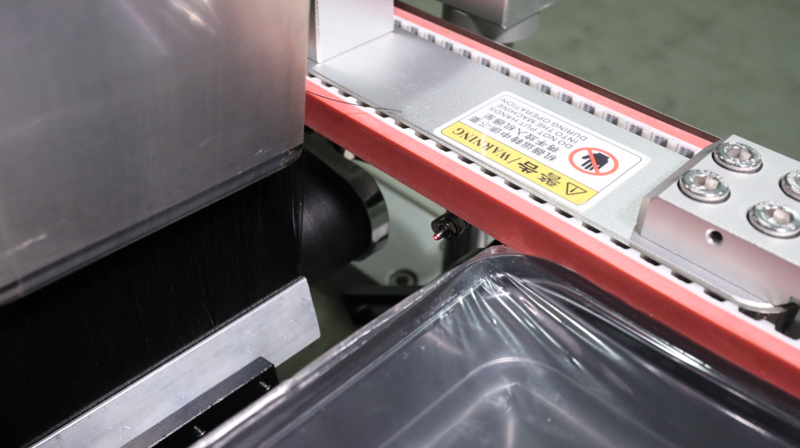 全自動轉(zhuǎn)角貼標(biāo)機(jī),轉(zhuǎn)角貼標(biāo)機(jī)設(shè)備,全自動不干膠貼標(biāo)機(jī)廠家,佼佼者